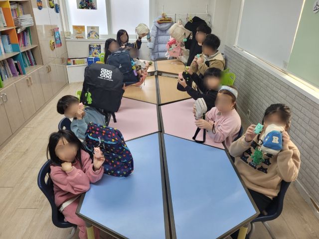 최근 평택시가 초등학교 저학년 취약계층 아동의 등하굣길 안전 강화를 위해 호신용 키링 경보기를 지급하고 있다. 평택시 제공