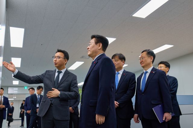 이재명 대통령이 26일 서울 종로구 정부서울청사 창성동 별관에 있는 초국가범죄 특별대응 TF 사무실을 격려 방문해 현황 보고를 받고 있다. 연합뉴스