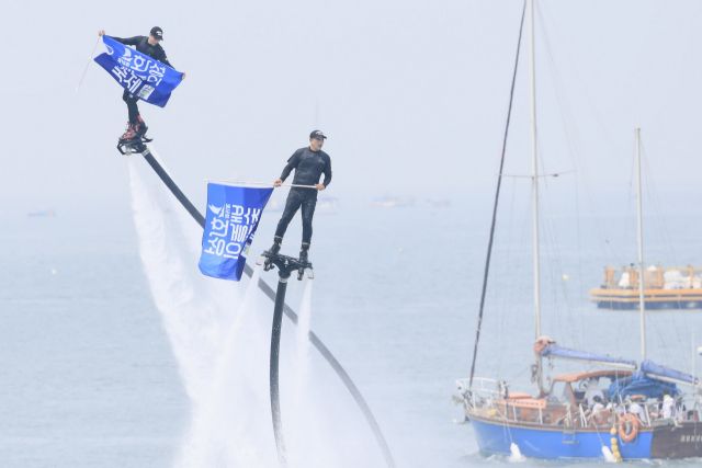 화성 뱃놀이 축제 플라잉 보드 퍼포먼스. 화성특례시 제공