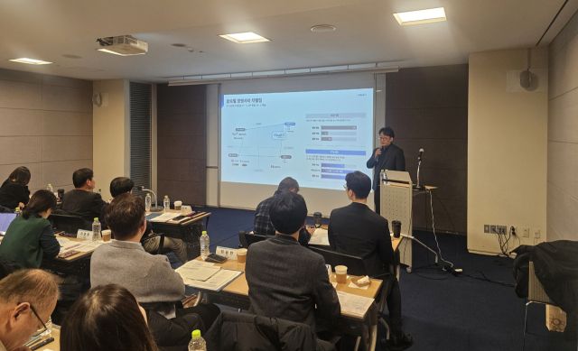 지난 22일 대한상공회의소에서 열린 ‘2025년 스마트시티 혁신 기술 발굴 사업 성과공유회’에 참석한 안산시 년창업펀드 2호 기업인 ㈜클라우드앤의 실증 사례 발표 장면. 안산시 제공