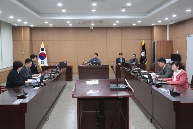 이천시의회 운영위원회에서 올해 첫 임시회 의사일정 등을 협의하고 있다. 이천시의회 제공