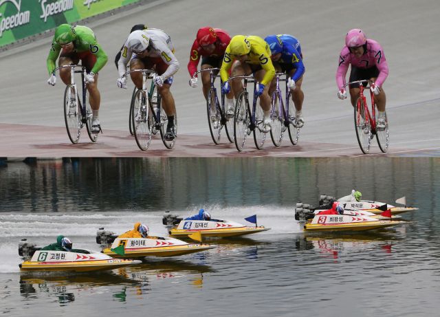 광명스피돔에서 열리는 경륜 경주(위 사진)와 미사경정장에서 열리는 경정 경주. 경륜경정총괄본부 제공