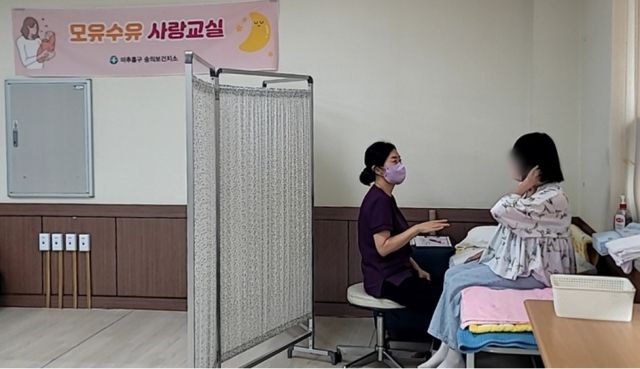 최근 인천 미추홀구 숭의보건지소에서 열린 ‘모유수유 사랑교실’에서 수유부가 상담을 하고 있다. 미추홀구 제공