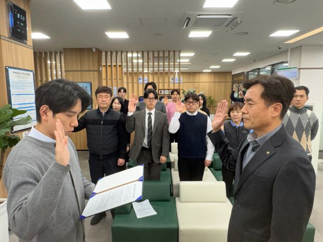 농협이천시지부가 전 직원이 참석한 가운데 신뢰회복을 위한 결의문 낭독 등 자정 실천 결의대회를 진행했다. 농협이천시지부 제공