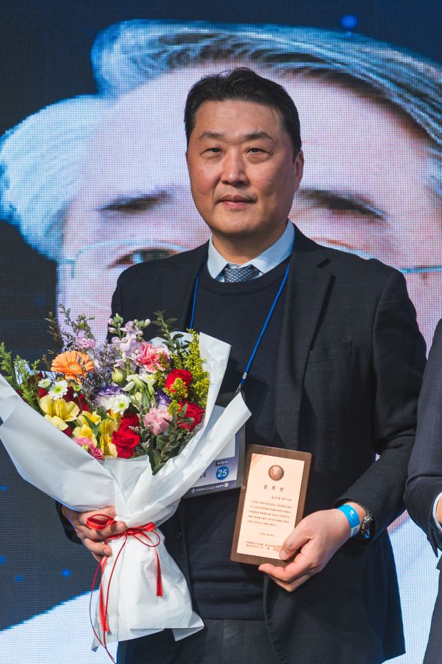 윤성환 이춘택병원 원장이 연세대 의대 총동문회로부터 공로상을 수상하고 있다. 이춘택병원 제공