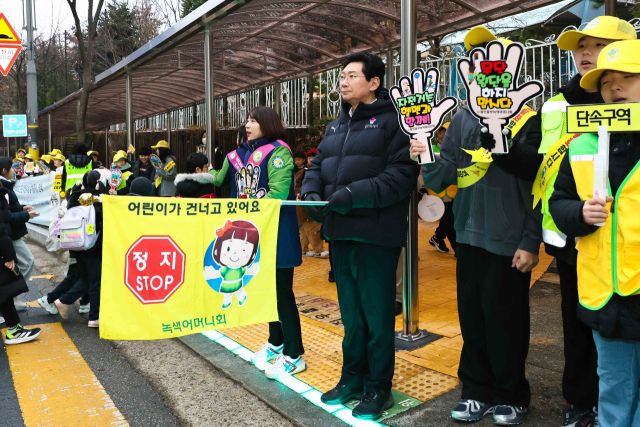 이상일 시장이 지난해 12월16일 기흥구 중일초에서 등굣길 교통지도 봉사와 함께 통학로 안전을 점검하고 있다. 용인시 제공