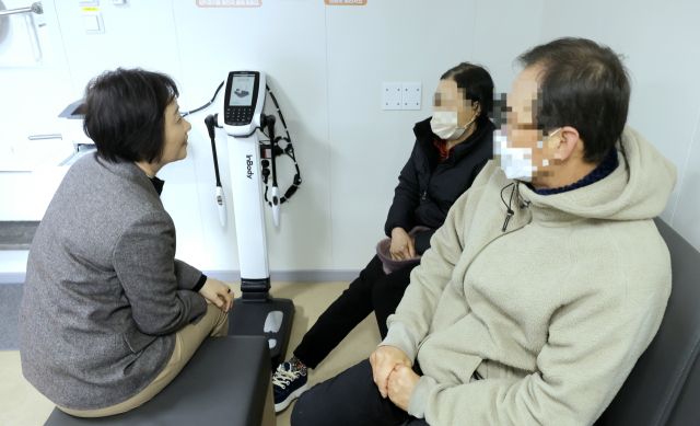 26일 건강옹진호에 승선한 이스란 보건복지부 제1차관이 섬 주민들과 대화를 나누고 있다. 복지부 제공.