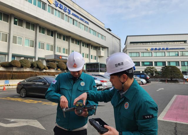재난 현장에 즉시 투입할 소형 드론을 점검하고 있는 강화군 소속 공무원들. 강화군 제공