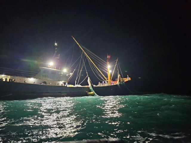 전남 신안군 가거도남서방 해상에서 불법조업을 하던 중국 국적 범장망 어선. 해양경찰청 제공