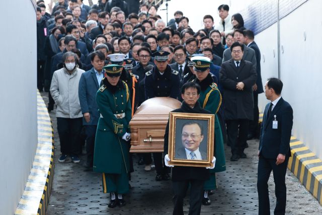 이해찬 전 국무총리의 시신과 영정이 27일 서울 종로구 서울대학교병원 장례식장에 도착해 운구되고 있다. 연합뉴스