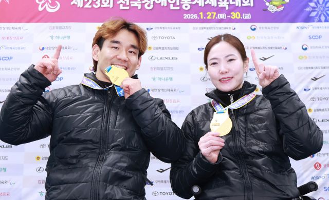 27일 강원도 강릉컬링센터에서 열린 제23회 전국장애인동계체육대회 첫날 혼성 휠체어컬링 2인조 WC-E(선수부)에서 우승을 차지한 이용석(왼쪽)·백혜진(경기도장애인체육회)이 기념촬영을 하고 있다. 대한장애인체육회 제공