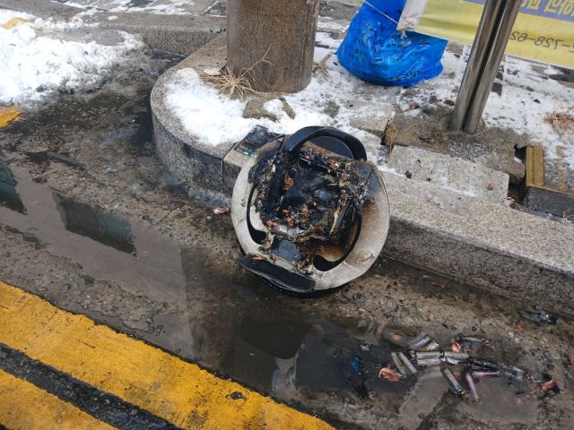 26일 오후 인천 미추홀구 한 도로에 놓여 있던 전동휠에 불이 난 모습. 인천소방본부 제공