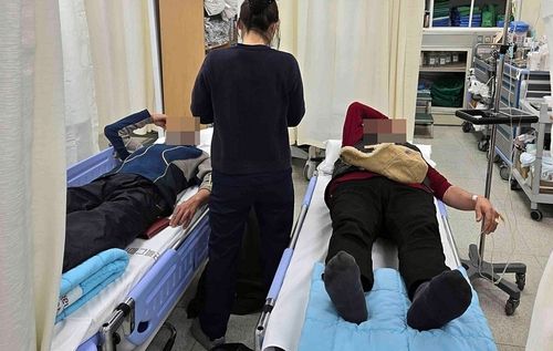 지난해 12월18일 집단으로 식중독 증상을 보인 가평군 북면 적목리 주민들이 병원에서 치료 받고 있다. 가평군 제공