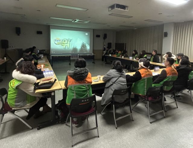 시흥시 매화동은 23일 행정복지센터에서 자율방재단 등 관련단체 회원들이 참석한 가운데 재난 예방 및 대응을 위한 주민 안전교육을 실시했다. 시흥시 제공