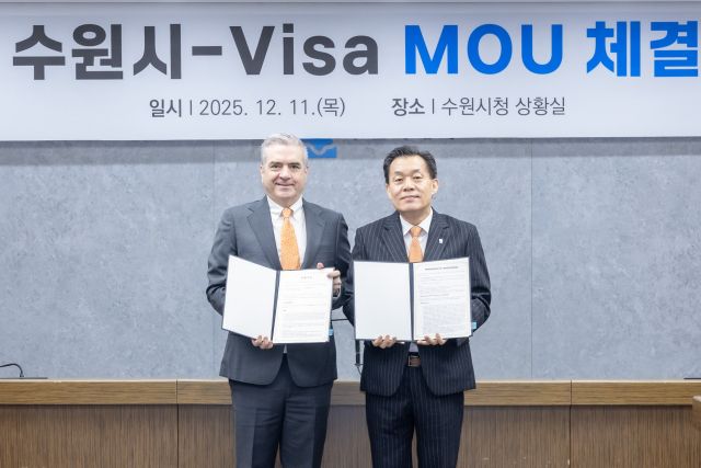 지난해 12월 이재준 수원시장(오른쪽)과 패트릭 스토리 비자 코리아 사장이 중소기업 수출결제 간소화 협약을 체결한 후 함께하고 있다. 수원시 제공