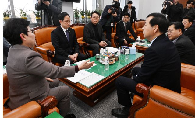 임이자 재정경제기획위원회 위원장이 27일 국회 재경위원장실에서 구윤철 부총리 겸 재정경제부 장관을 만나 도널드 트럼프 미국 대통령의 관세 인상 언급에 따른 대응을 논의하고 있다. 연합뉴스