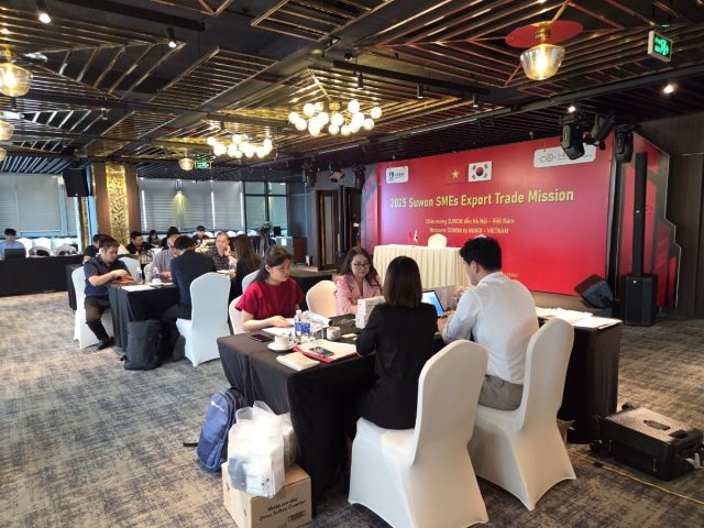 지난해 수원시 중소기업 베트남·싱가포르 수출판매개척단이 베트남 하노이에서 현지 바이어와 수출 상담을 하고 있다. 수원시 제공