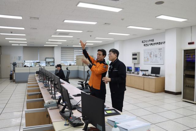 임일섭 이천소방서장이 동부권광역자원회수시설을 방문해 화재예방을 위한 현장안전점검을 하고 있다. 이천소방서 제공