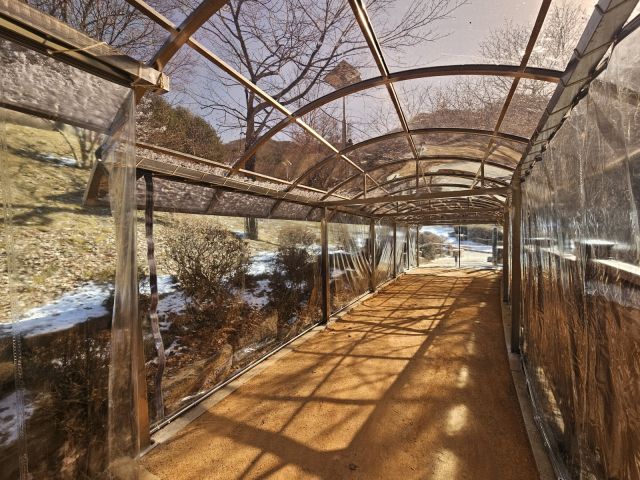 병목안시민공원 맨발산책길에 설치한 지붕 캐노피와 방한 비닐막. 안양시 제공