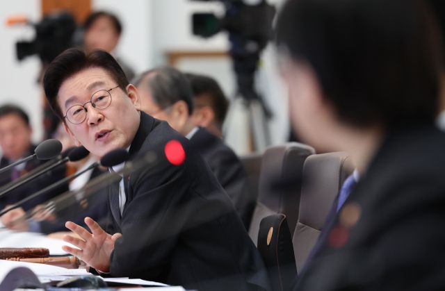 이재명 대통령이 27일 청와대에서 열린 국무회의에서 정은경 보건복지부 장관과 대화하고 있다. 연합뉴스