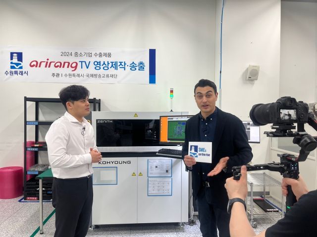 중소기업 아리랑TV 방송 지원사업 참가 업체에서 촬영을 하고 있다. 수원시 제공