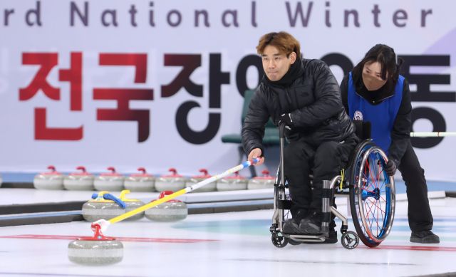 27일 강원도 강릉컬링센터에서 열린 제23회 전국장애인동계체육대회 첫날 혼성 휠체어컬링 2인조 WC-E(선수부)에서 우승을 차지한 이용석(경기도장애인체육회)이 경기에 임하고 있다. 대한장애인체육회 제공