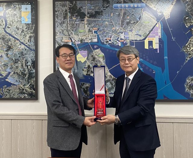 권혁재 인천조달청장(오른쪽)이 김용태 인천해수청장에게 우수기관 트로피를 전달하고 있다. 인천조달청 제공