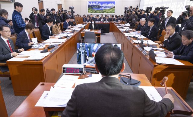 28일 국회에서 열린 외교통일위원회 전체 회의에서 김석기 외통위원장과 여야 의원들이 통일교육 지원법 개정안을 처리하고 있다. 연합뉴스