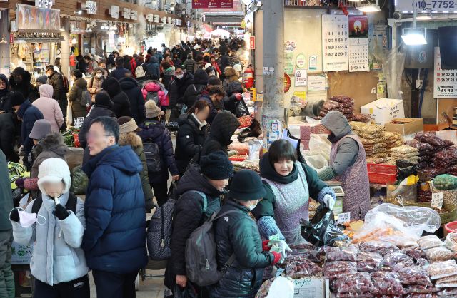 28일 서울의 한 전통시장에서 시민들이 장을 보고 있다. 연합뉴스