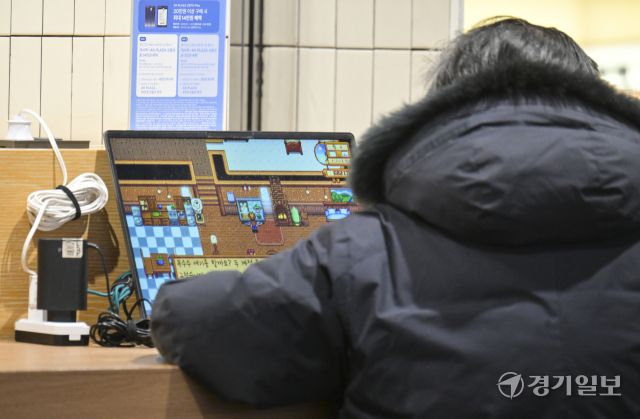 공용 핸드폰 충전소에서 노트북 게임 삼매경 [포토뉴스]