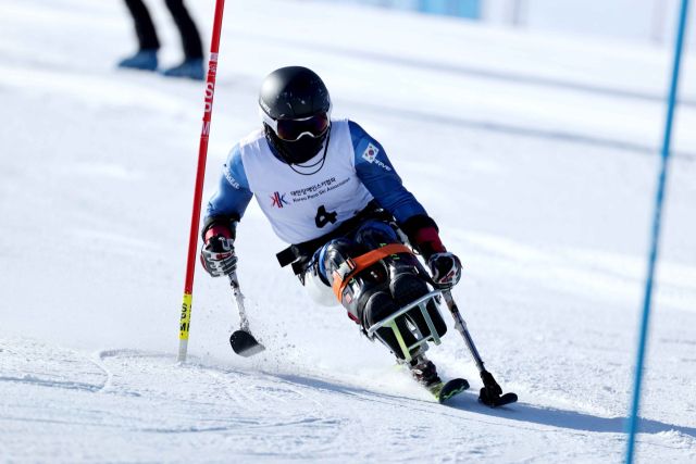 28일 강원도 평창 알펜시아리조트서 열린 제23회 전국동계체육대회 알파인스키 여자 회전 SITTING(선수부)에서 우승을 차지한 박채이가 경기에 임하고 있다. 대한장애인체육회 제공