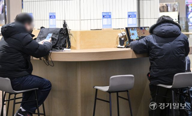 공용 핸드폰 충전소에서 노트북 게임 삼매경 [포토뉴스]