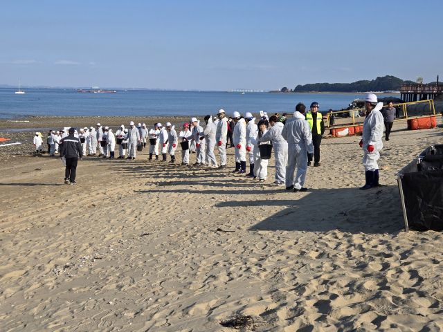 지난해 평택해경이 당진시 왜목해수욕장에서 민·관 합동 해안방제훈련을 진행하고 있다. 평택해양경찰서 제공