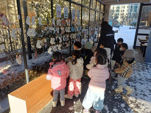 소원카드 선정작을 아이들이 바라보고 있다. 메트로포레 입대위 제공