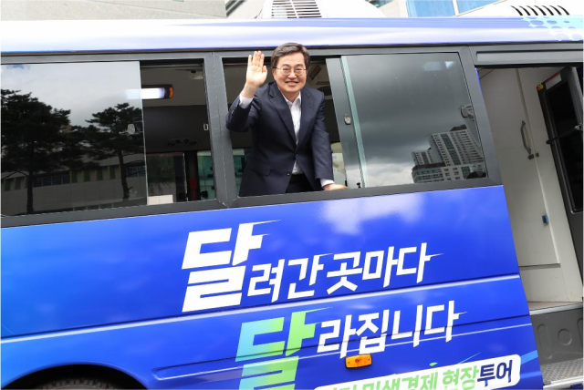 김동연 경기도지사가 ‘달달버스’에 탑승한 뒤 기념촬영을 하고 있다. 경기도 제공