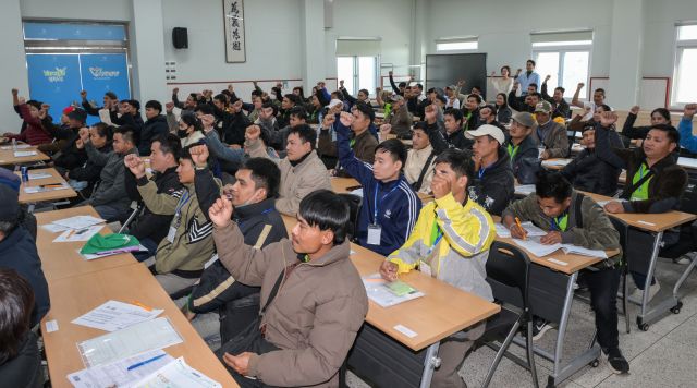 28일 오후 양주시농업기술센터에서 열린 '2026년 외국인 계절근로자 교육'에서 외국인 근로자가 교육을 듣고 있다. 이날 베트남,캄보디아 등에서 입국한 외국인들은 75명으로 39개 농가에 파견돼 최대 8개월간 근무할 예정이다. 윤원규기자