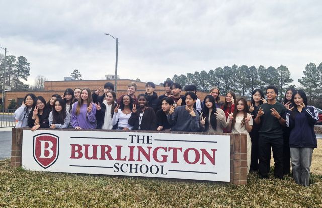 과천시 청소년 미국 어학연수 프로그램에 참여한 학생들이 미국 노스캐롤라이나주 벌링턴 스쿨 학생들과 기념촬영을 하고 있다. 과천시 제공