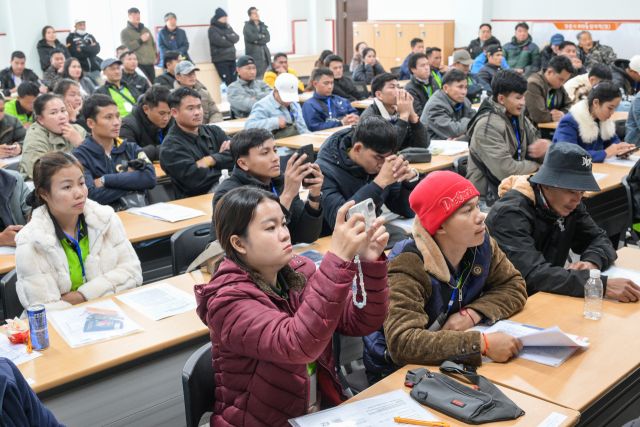 28일 오후 양주시농업기술센터에서 열린 '2026년 외국인 계절근로자 교육'에서 외국인 근로자가 교육을 듣고 있다. 이날 베트남,캄보디아 등에서 입국한 외국인들은 75명으로 39개 농가에 파견돼 최대 8개월간 근무할 예정이다. 윤원규기자