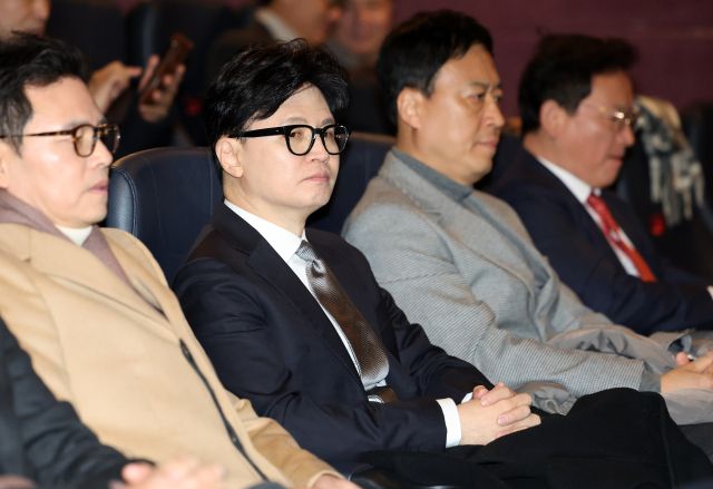 국민의힘 한동훈 전 대표가 28일 서울 영등포구의 한 영화관에서 '잊혀진 대통령: 김영삼의 개혁 시대' 영화 관람을 위해 대기하고 있다. 연합뉴스