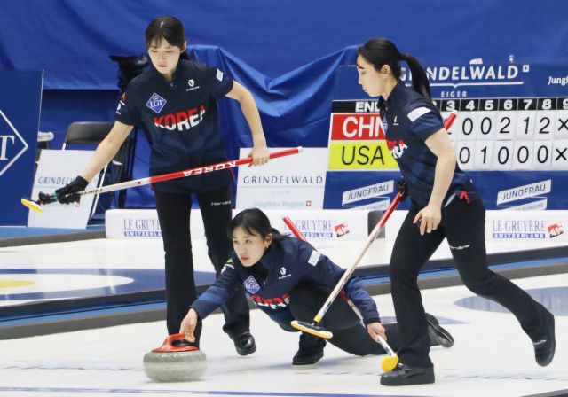 여자 컬링 국가대표팀 경기도청 ‘5G’의 경기 장면. 2025 LGT 세계여자컬링선수권대회 조직위 제공
