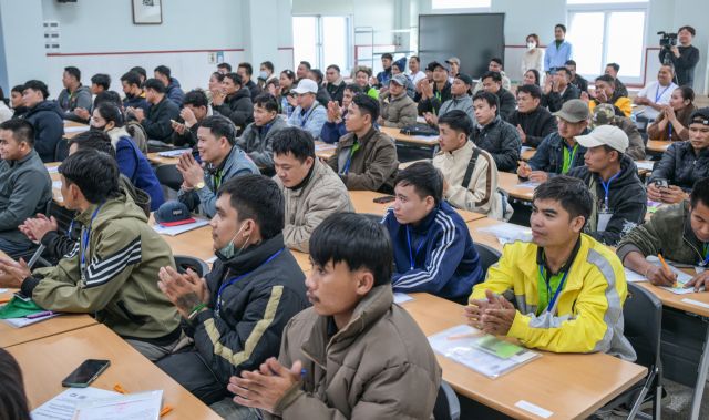 28일 오후 양주시농업기술센터에서 열린 '2026년 외국인 계절근로자 교육'에서 외국인 근로자가 교육을 듣고 있다. 이날 베트남,캄보디아 등에서 입국한 외국인들은 75명으로 39개 농가에 파견돼 최대 8개월간 근무할 예정이다. 윤원규기자