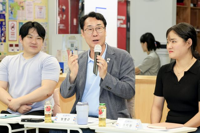 정명근 화성특례시장(가운데)이 청년과의 소통 간담회에서 청년들과 대화를 나누고 있다. 화성특례시 제공