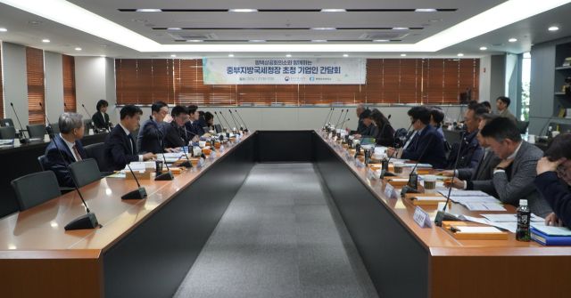 27일 오전 평택상공회의소가 6층 의원회의실에서 열린 중부지방국세청장 초청 기업인 간담회에서 경영 현장 세정 애로 해소 방안을 논의하고 있다. 평택상공회의소 제공