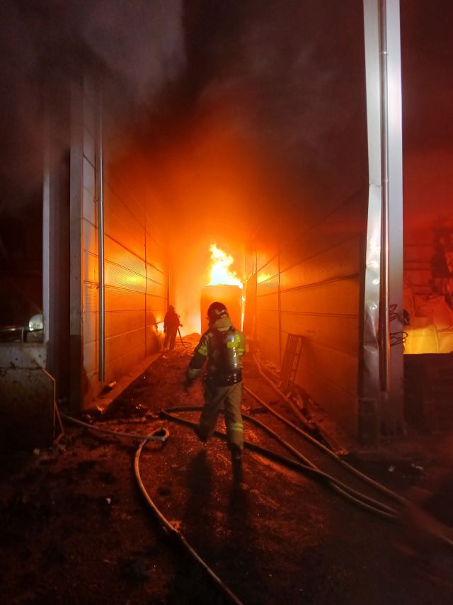 29일 오전 인천 서구 재활용품 처리공장에 불이 난 모습. 인천소방본부 제공