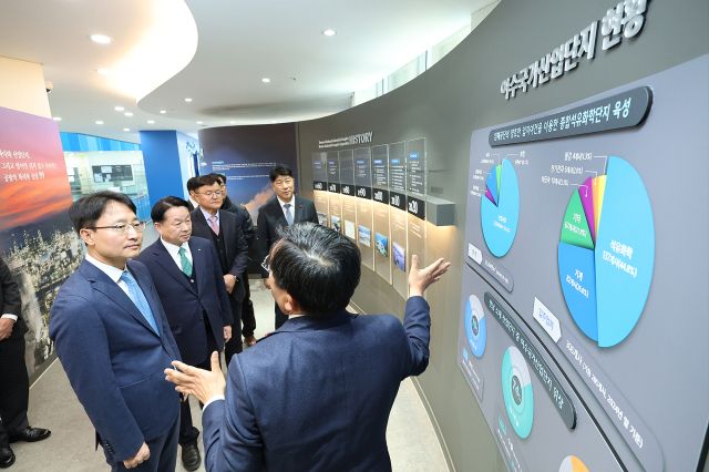 28일 박진만 한국산업단지공단 지역본부장이 여수산업단지 관련 현황을 설명하는 가운데 임광현 국세청장이 경청하고 있다. 국세청 제공