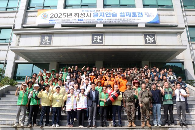 지난해 을지훈련 화생방대비훈련 참가자들이 기념촬영을 하고 있는 모습. 51사단 제공