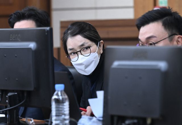 도이치모터스 주가조작과 명태균 공천개입, 통일교 청탁·뇌물 수수 의혹 혐의 등으로 구속기소 된 김건희 여사가 지난달 3일 서울 서초구 서울중앙지방법원에서 열린 자본시장법 위반 혐의 결심 공판에 출석해 있다. 연합뉴스