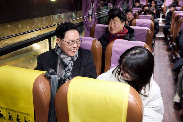 강수현 양주시장이 28일 광적면 기점 연장 운행에 들어간 광역버스에 올라 시민과 대화하고 있다. 양주시 제공