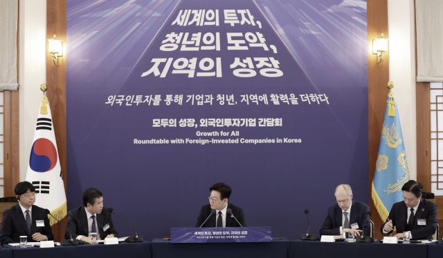 이재명 대통령이 28일 청와대에서 열린 외국인투자기업 간담회에서 제임스 김 주한미국상공회의소 회장의 발언을 듣고 있다. 연합뉴스