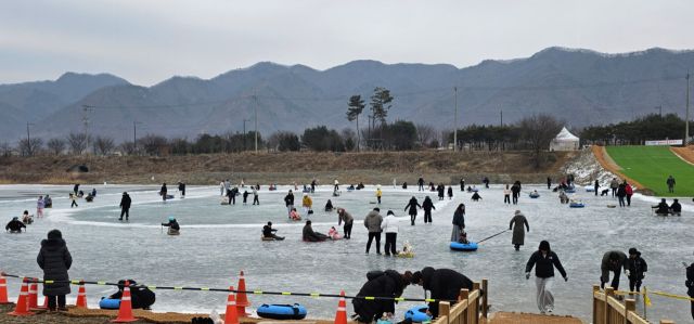 연천군 연천읍 차탄천에 조성된 썰매장에서 어린이들이 썰매를 타고 있다. 연천군 제공